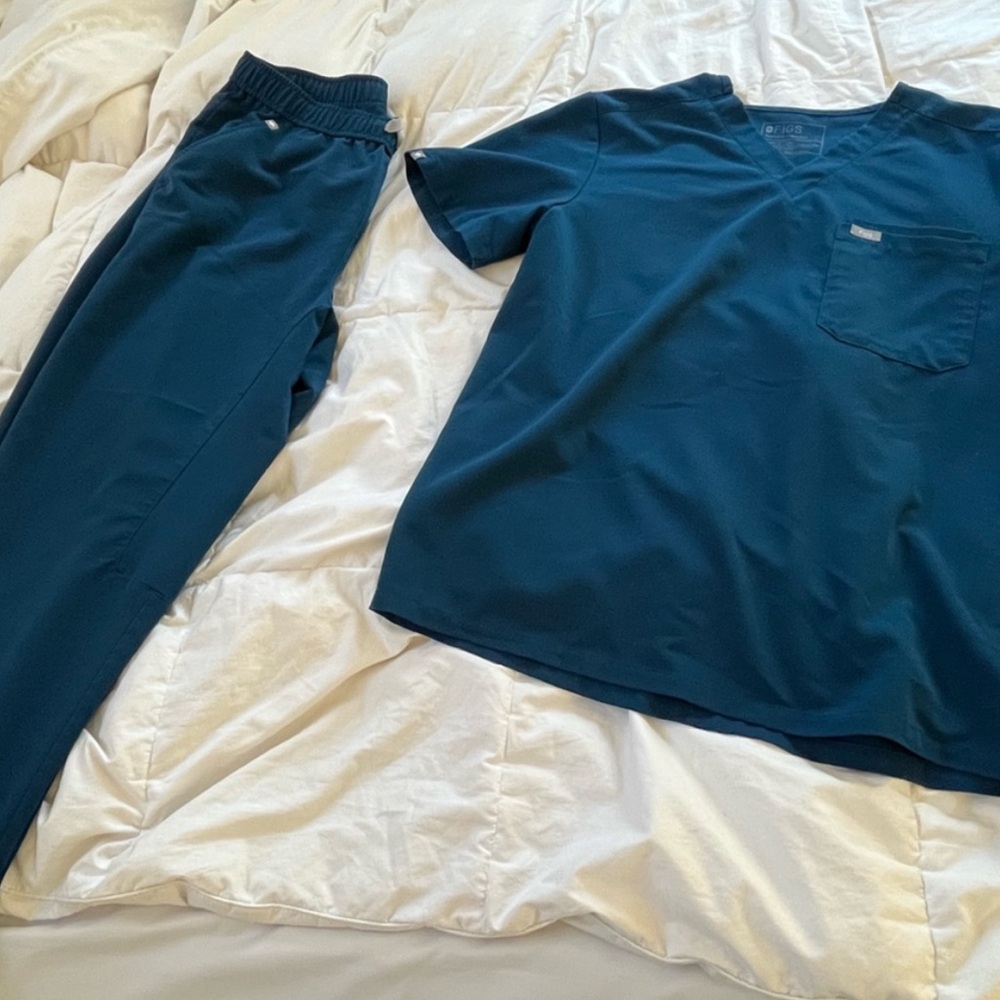 Men’s size large Figs scrubs set